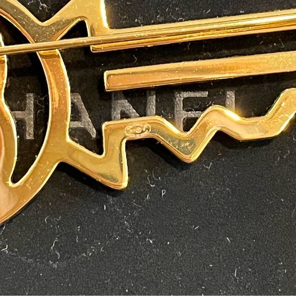 Authentic Chanel gold and Crystal key brooch - Picture 3 of 3